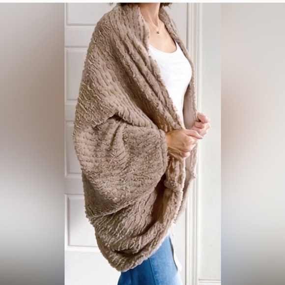 Cozy Tan Faux Fur Shawl - Picture 2 of 5